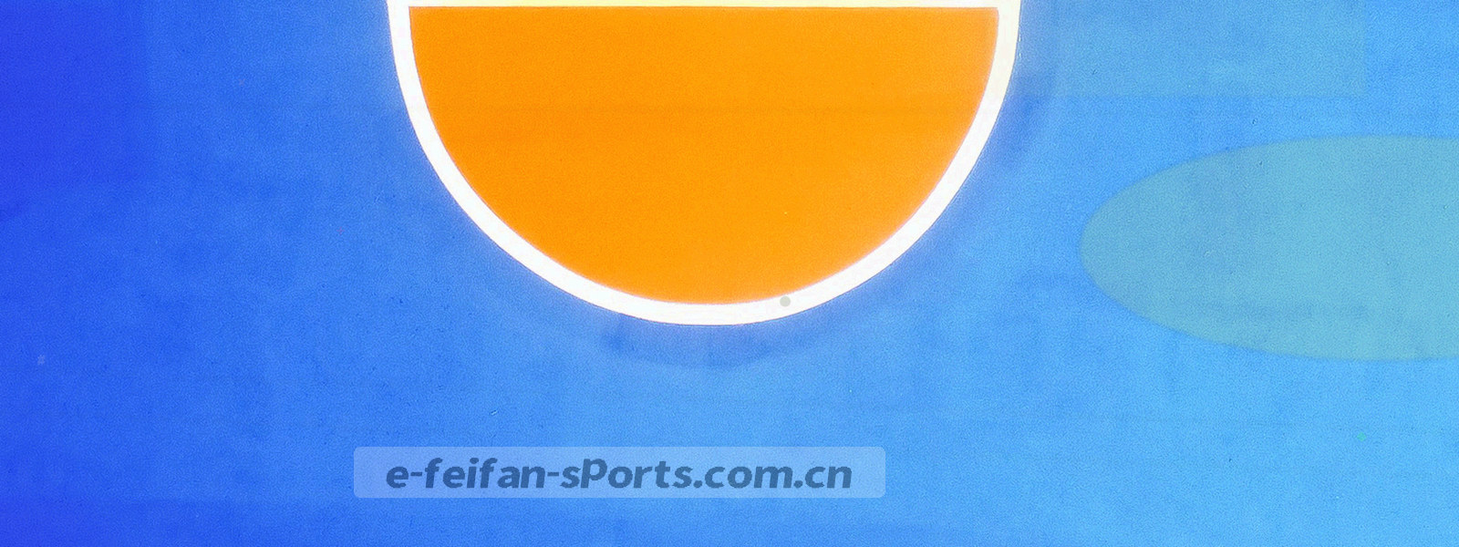 夜间球场边线与看台灯光的横向构图，灯带在画面上方形成连续光晕